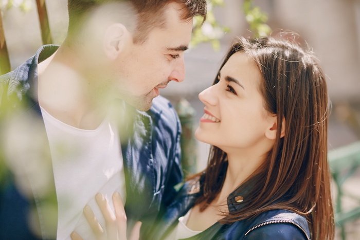 Řeč těla ženy 10 jasných signálů že se jí líbíš