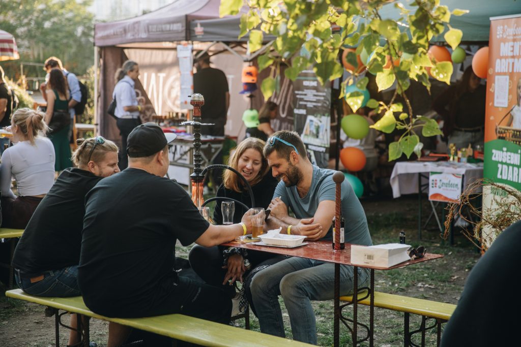 Kam na rande v Praze, když prší: 15 tipů, jak zachránit schůzku před deštěm